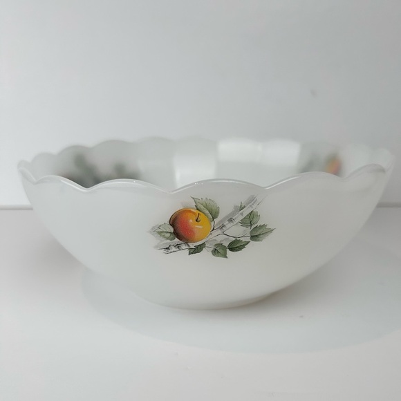 Arcopal Fruits de France Medium Scalloped milk glass serving bowl, Vintage, 70s - Picture 4 of 9